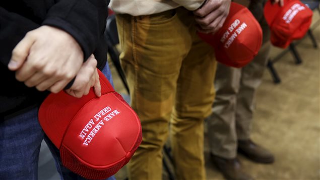 Des partisans de Donald Trump font une prière au début d'un rassemblement à Pendleton, en Caroline du Sud, le 10 février 2016. Des partisans de Donald Trump font une prière au début d'un rassemblement à Pendleton, en Caroline du Sud, le 10 février 2016.
