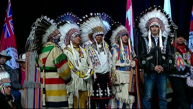 Le premier ministre Justin Trudeau a reçu une coiffe autochtone traditionnelle, symbole de bravoure et de respect. Le premier ministre Justin Trudeau a reçu une coiffe autochtone traditionnelle, symbole de bravoure et de respect.