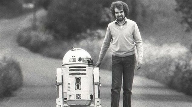 Tony Dyson et R2-D2 Tony Dyson et R2-D2
