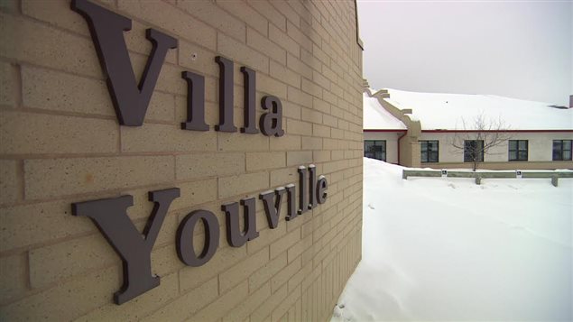 La direction de la Villa Youville, un centre pour aînés situé à Saint-Anne a pourvu l'ensemble de ces postes vacants en embauchant des employés bilingues. La direction de la Villa Youville, un centre pour aînés situé à Saint-Anne a pourvu l'ensemble de ces postes vacants en embauchant des employés bilingues.