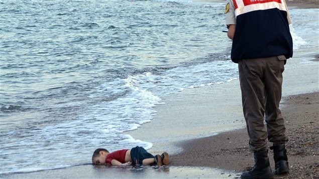 Le corps du jeune Alan Kurdi, retrouvé mort sur la côte turque, le 2 septembre 2015. Le corps du jeune Alan Kurdi, retrouvé mort sur la côte turque, le 2 septembre 2015.