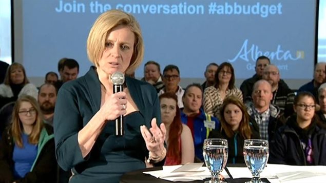 La première ministre Rachel Notley a répondu aux inquiétudes quant à l’économie devant la population de Fort McMurray. La première ministre Rachel Notley a répondu aux inquiétudes quant à l’économie devant la population de Fort McMurray.