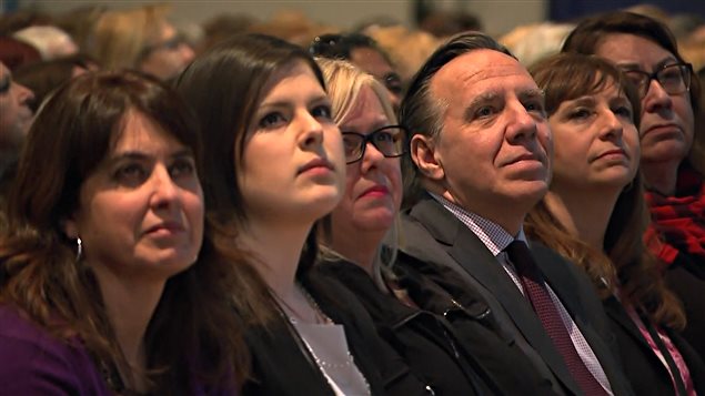 Des participantes (et un participant) au Sommet des femmes, dont la députée péquiste Véronique Hivon, le chef de la CAQ, François Legault, et la députée caquiste Nathalie Roy Des participantes (et un participant) au Sommet des femmes, dont la députée péquiste Véronique Hivon, le chef de la CAQ, François Legault, et la députée caquiste Nathalie Roy