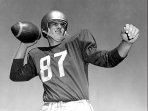 Don Getty, qui a été quart-arrière des Eskimos d'Edmonton de 1955 à 1965, pose en uniforme et avec un ballon dans une photo non datée. Don Getty, qui a été quart-arrière des Eskimos d'Edmonton de 1955 à 1965, pose en uniforme et avec un ballon dans une photo non datée.