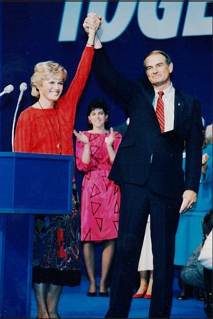 Margaret Getty tient la main de son mari Don au congrès pour la direction du Parti progressiste-conservateur de l'Alberta en 1985. Margaret Getty tient la main de son mari Don au congrès pour la direction du Parti progressiste-conservateur de l'Alberta en 1985.