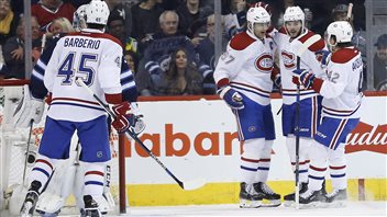 Les joueurs du CH célèbrent le but d'Alex Galchenyuk. Les joueurs du CH célèbrent le but d'Alex Galchenyuk.