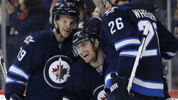 Les Jets célèbrent le but de Mark Scheifele en deuxième période. Les Jets célèbrent le but de Mark Scheifele en deuxième période.