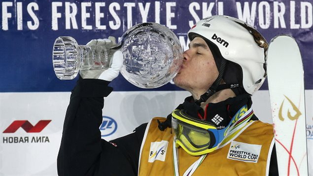 Mikaël Kingsbury et son globe de cristal 2016 Mikaël Kingsbury et son globe de cristal 2016