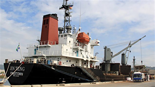 Amarré dans un port des Philippines depuis le 3 mars, le bateau qui serait nord-coréen sera arraisonné par les Philippines. Amarré dans un port des Philippines depuis le 3 mars, le bateau qui serait nord-coréen sera arraisonné par les Philippines.