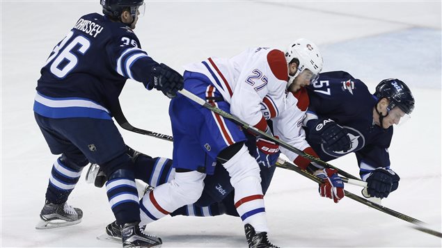 Alex Galchenyuk tente de se faufiler au travers des défenseurs des Jets. Alex Galchenyuk tente de se faufiler au travers des défenseurs des Jets.