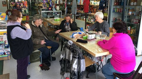 La coopérative est également un lieu de rencontres pour les citoyens. La coopérative est également un lieu de rencontres pour les citoyens.