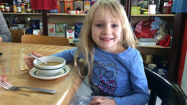 Lili, dont l'arrière-grand-père est originaire de Saint-André-de-Restigouche, est venue déguster la soupe de Véronique durant sa semaine de relâche en Gaspésie. Lili, dont l'arrière-grand-père est originaire de Saint-André-de-Restigouche, est venue déguster la soupe de Véronique durant sa semaine de relâche en Gaspésie.