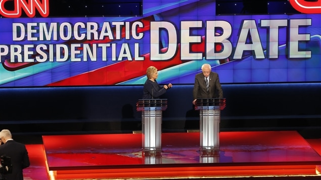 Les candidats démocrates Hillary Clinton et Bernie Sanders lors du débat de dimanche soir. Les candidats démocrates Hillary Clinton et Bernie Sanders lors du débat de dimanche soir.