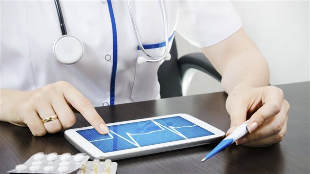 Un médecin utilise une tablette Un médecin utilise une tablette