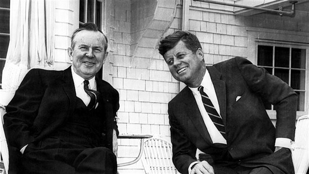 Lester B. Pearson et John F. Kennedy, Cape Cod, 1963. Lester B. Pearson et John F. Kennedy, Cape Cod, 1963.