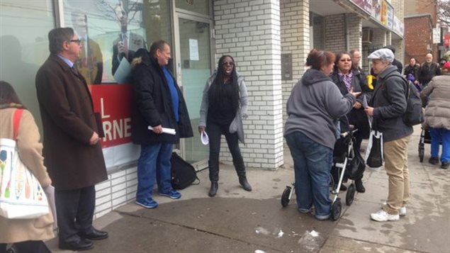 Une vingtaine de personnes manifeste devant le bureau du ministre des Finances Bill Morneau à Toronto pour la mise en place d'une stratégie nationale de logements sociaux. Une vingtaine de personnes manifeste devant le bureau du ministre des Finances Bill Morneau à Toronto pour la mise en place d'une stratégie nationale de logements sociaux.