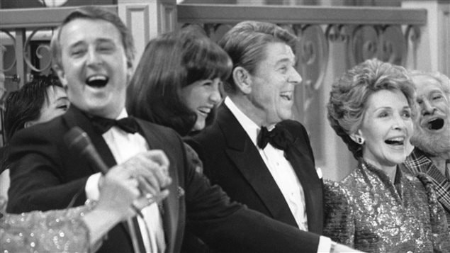 Le premier ministre Brian Mulroney et son épouse, Mila, en compagnie du président Ronald Reagan et de la première dame Nancy Reagan, lors d'un gala à Québec, en 1985. Le premier ministre Brian Mulroney et son épouse, Mila, en compagnie du président Ronald Reagan et de la première dame Nancy Reagan, lors d'un gala à Québec, en 1985.