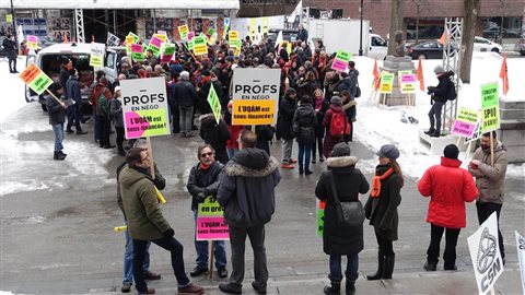 Les professeurs de l'UQAM tiennent une journée de grève pour dénoncer la lenteur des négociations de leur convention collective échue depuis trois ans. Les professeurs de l'UQAM tiennent une journée de grève pour dénoncer la lenteur des négociations de leur convention collective échue depuis trois ans.