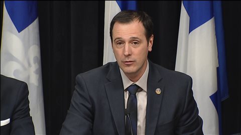Le porte-parole de la CAQ en matière d'éducation, Jean-François Roberge, estime qu'il faudrait 3,5 milliards de dollars pour rénover les écoles québécoises. Le porte-parole de la CAQ en matière d'éducation, Jean-François Roberge, estime qu'il faudrait 3,5 milliards de dollars pour rénover les écoles québécoises.
