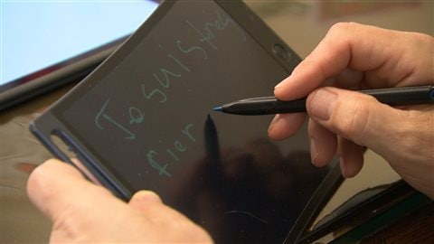Mauril Bélanger utilise une tablette pour communiquer avec ses employés. Mauril Bélanger utilise une tablette pour communiquer avec ses employés.