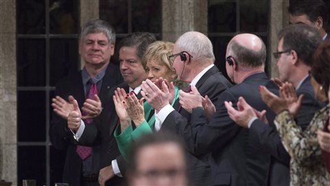Les députés de la Chambre des communes ovationnent le député Mauril Bélanger, nommé président honoraire de la Chambre. Les députés de la Chambre des communes ovationnent le député Mauril Bélanger, nommé président honoraire de la Chambre.