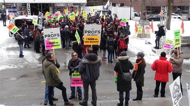 Les professeurs de l'UQAM tiennent une journée de grève pour dénoncer la lenteur des négociations de leur convention collective échue depuis trois ans. Les professeurs de l'UQAM tiennent une journée de grève pour dénoncer la lenteur des négociations de leur convention collective échue depuis trois ans.