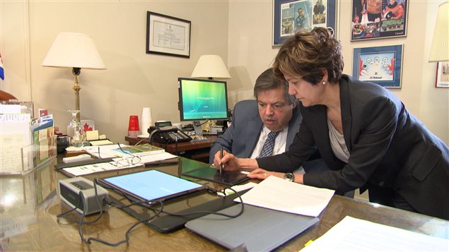 Le député d'Ottawa-Vanier, Mauril Bélanger, communique à l'aide d'une tablette avec ses employés. Le député d'Ottawa-Vanier, Mauril Bélanger, communique à l'aide d'une tablette avec ses employés.