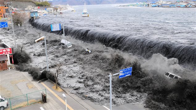 Une vague déferle sur Miyako, dans l'estuaire de Heigawa au Japon, après le séisme le 11 mars 2011. Une vague déferle sur Miyako, dans l'estuaire de Heigawa au Japon, après le séisme le 11 mars 2011.