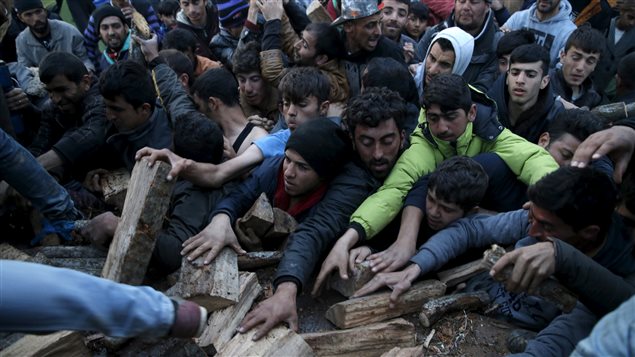 À Idomeni, à la frontière gréco-macédonienne, des migrants se disputent du bois de chauffage. À Idomeni, à la frontière gréco-macédonienne, des migrants se disputent du bois de chauffage.