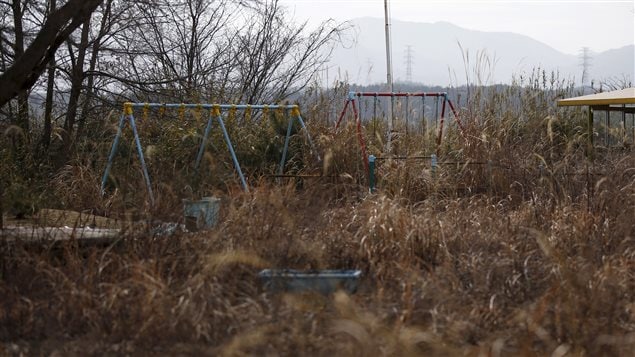 Balançoires d'une cour de garderie couvertes d'herbes dans la zone d'exclusion à Okuma, près de Fukushima, le 13 février 2016. Balançoires d'une cour de garderie couvertes d'herbes dans la zone d'exclusion à Okuma, près de Fukushima, le 13 février 2016.