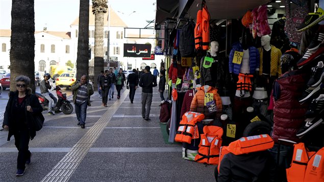 À Izmir, en Turquie, des vestes de flottaison continuent d'être offertes dans de nombreux magasins. À Izmir, en Turquie, des vestes de flottaison continuent d'être offertes dans de nombreux magasins.