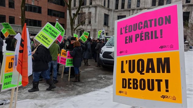 Le syndicat des professeurs de l'UQAM (SPUQ) a organisé une manifestation devant le pavillon Athanase-David où est situé le bureau du recteur de l'UQAM. Le syndicat des professeurs de l'UQAM (SPUQ) a organisé une manifestation devant le pavillon Athanase-David où est situé le bureau du recteur de l'UQAM.