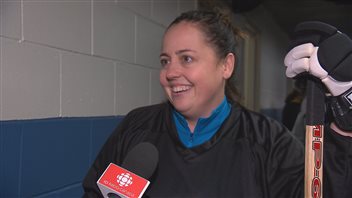 Ariane Moffatt a joué un match de hockey à Baie-Comeau Ariane Moffatt a joué un match de hockey à Baie-Comeau