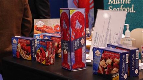 Le homard se commercialise sous différentes formes, queue, chair, entier, congélé, en conserve, etc. Le homard se commercialise sous différentes formes, queue, chair, entier, congélé, en conserve, etc.