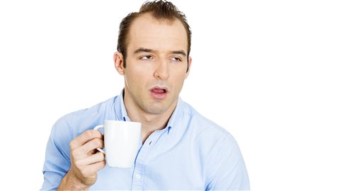 Un homme fatigué boit son café. Un homme fatigué boit son café.