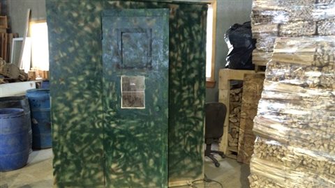 L'atelier a reçu plusieurs commandes pour construire des abris pour la chasse. L'atelier a reçu plusieurs commandes pour construire des abris pour la chasse.