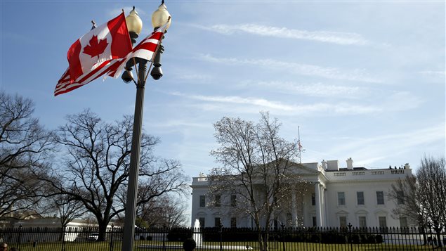 Les drapeaux canadien et américain flottent devant la Maison-Blanche, le 7 mars 2016. Les drapeaux canadien et américain flottent devant la Maison-Blanche, le 7 mars 2016.