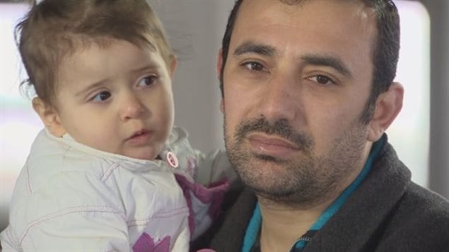 Amer Mejarmish et sa fille. Amer Mejarmish et sa fille.