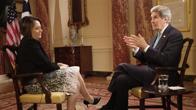 John Kerry avec la présentatrice de Power & Politics Rosemary Barton John Kerry avec la présentatrice de Power & Politics Rosemary Barton