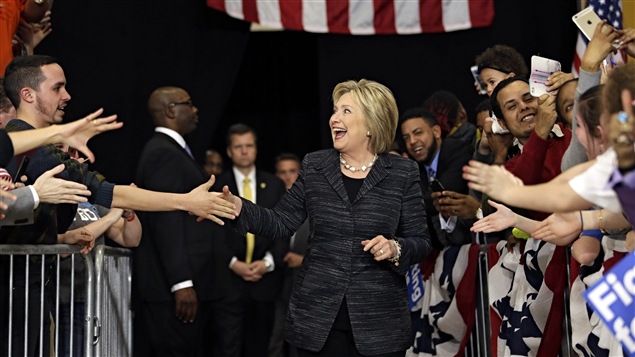 La directrice des communications d'Hillary Clinton, Jennifer Palmieri, a fait preuve d'optimisme, affirmant que l'organisation de Mme Clinton « demeurait sûre qu'elle obtiendra la nomination ». La directrice des communications d'Hillary Clinton, Jennifer Palmieri, a fait preuve d'optimisme, affirmant que l'organisation de Mme Clinton « demeurait sûre qu'elle obtiendra la nomination ».