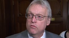 Le ministre de la Santé, Gaétan Barrette, soutient ne pas avoir voulu remettre en question l'intégrité de Diane Lamarre. Le ministre de la Santé, Gaétan Barrette, soutient ne pas avoir voulu remettre en question l'intégrité de Diane Lamarre.