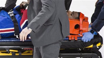 P.K Subban est escorté par les médecins du CH sur une civière. P.K Subban est escorté par les médecins du CH sur une civière.