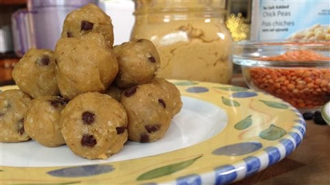 Des pois chiches version dessert... qui se confondent avec de la pâte à biscuit aux pépites de chocolat. Des pois chiches version dessert... qui se confondent avec de la pâte à biscuit aux pépites de chocolat.