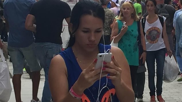 Une Cubaine connectée à Internet avec son cellulaire Une Cubaine connectée à Internet avec son cellulaire