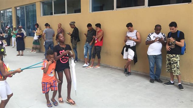 À la Havane, des Cubains profitent de certains points de connexion wifi pour avoir accès à Internet. À la Havane, des Cubains profitent de certains points de connexion wifi pour avoir accès à Internet.