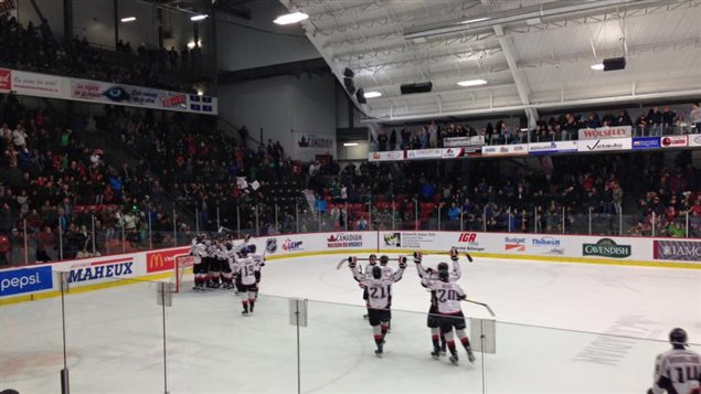 Les Huskies célébrant leur victoire face aux Foreurs de Val-d'Or le 9 mars 2016 Les Huskies célébrant leur victoire face aux Foreurs de Val-d'Or le 9 mars 2016