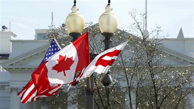 Les drapeaux du Canada et des États-Unis flottent devant la Maison-Blanche. Les drapeaux du Canada et des États-Unis flottent devant la Maison-Blanche.