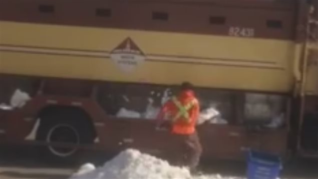L'éboueur surpris par une résidente à Milton. L'éboueur surpris par une résidente à Milton.