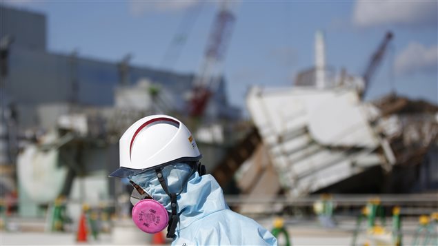 Un employé de TEPCO devant les décombres d’un des réacteurs nucléaires à Fukushima Un employé de TEPCO devant les décombres d’un des réacteurs nucléaires à Fukushima
