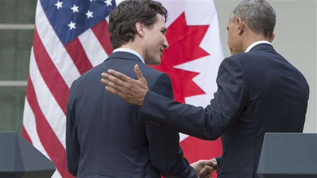 Justin Trudeau et Barack Obama se serrent la main après leur conférence de presse conjointe devant la Maison-Blanche, le 10 mars 2016. Justin Trudeau et Barack Obama se serrent la main après leur conférence de presse conjointe devant la Maison-Blanche, le 10 mars 2016.